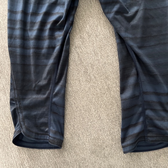 Lululemon short leggings (just below knee) Size 6 - Picture 4 of 5
